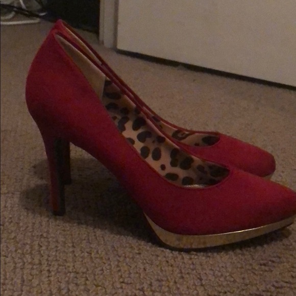 Red heels with gold detail - Picture 3 of 4